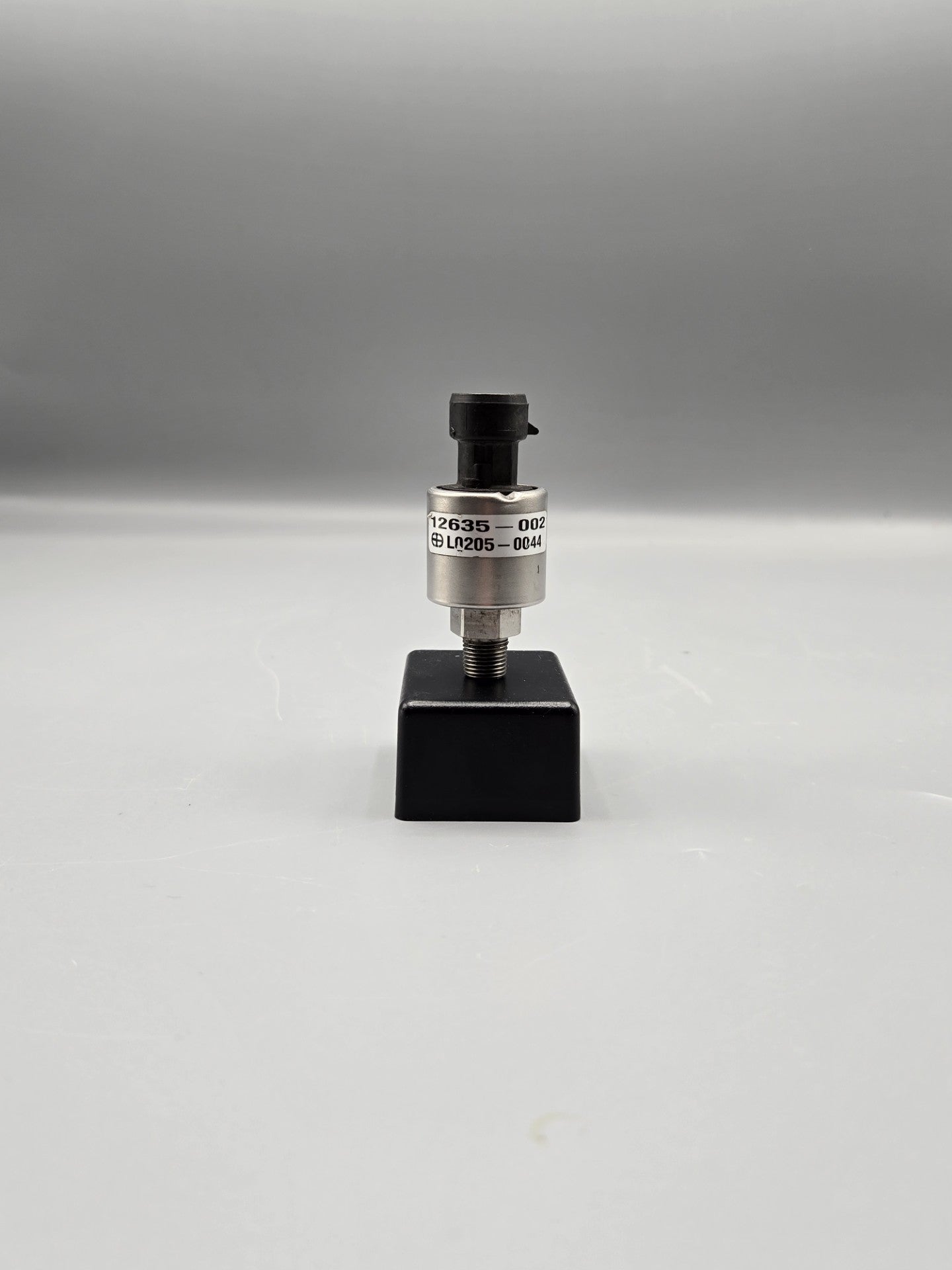 Cirrus SR22 Oil Pressure Transducer - Part Number: 12635-002